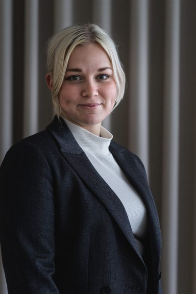 FELICIA KONSTENIUS - Felicia gjorde sin värnplikt som Radiolänkgruppchef på Lv6 i Halmstad. Hon växte upp i Malmö och har pluggat kinesiska